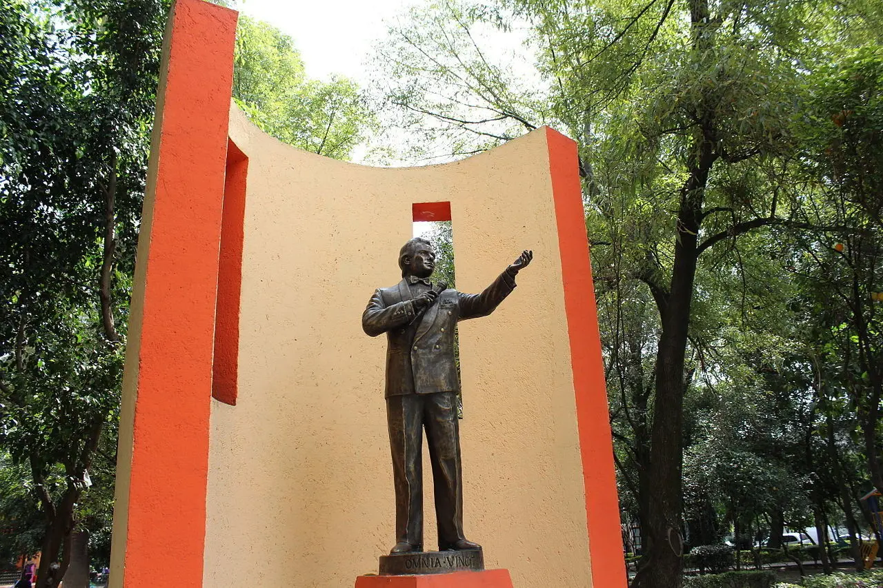 Rinden homenaje a José José, con sus canciones en andadores de parque la China.     Foto: Especial