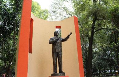 Rinden homenaje a José José, con sus canciones en andadores de parque la China