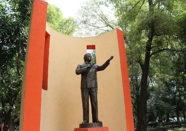 Rinden homenaje a José José, con sus canciones en andadores de parque la China