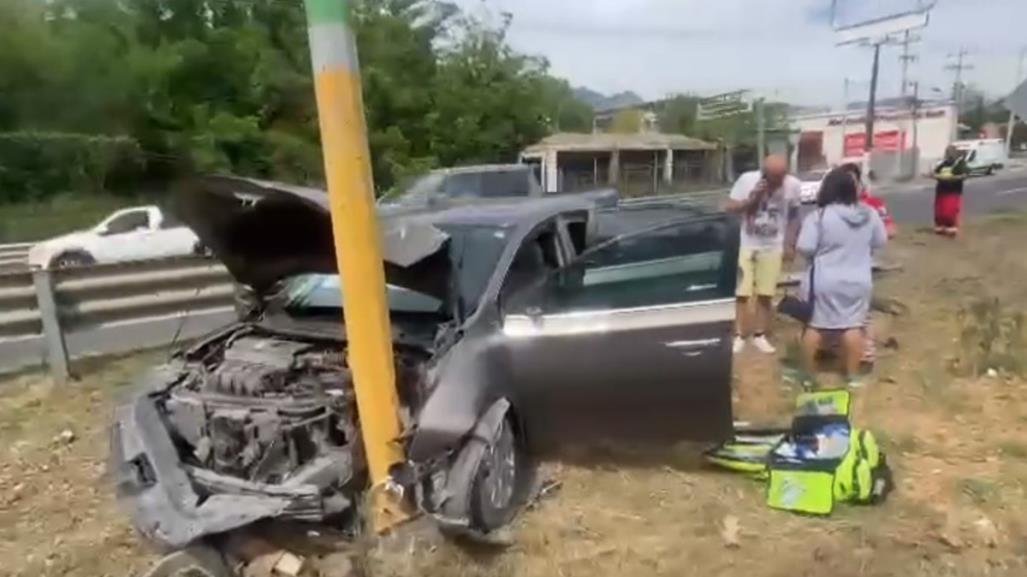 Se estrella auto contra poste en la carretera Nacional