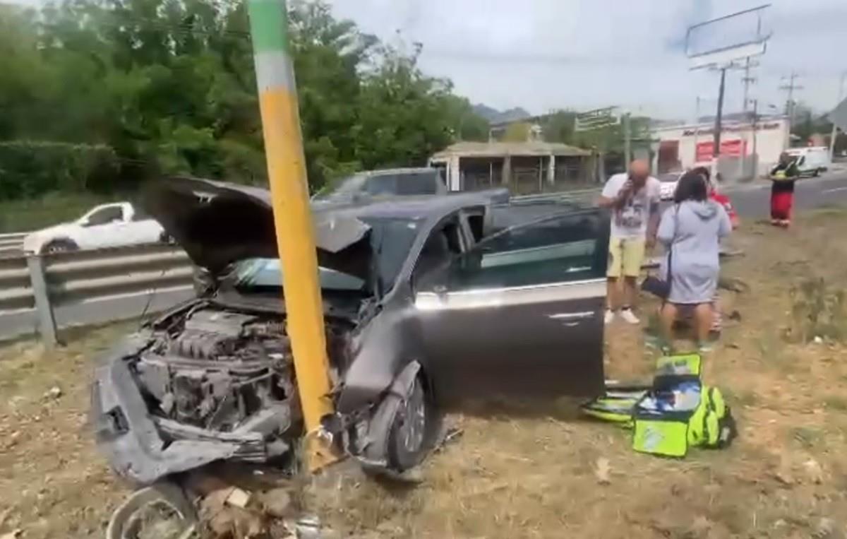 Los rescatistas no dieron a conocer las identidades de los ocupantes del vehículos. Foto: Facebook Protección Civil de Nuevo León