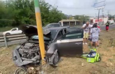 Se estrella auto contra poste en la carretera Nacional