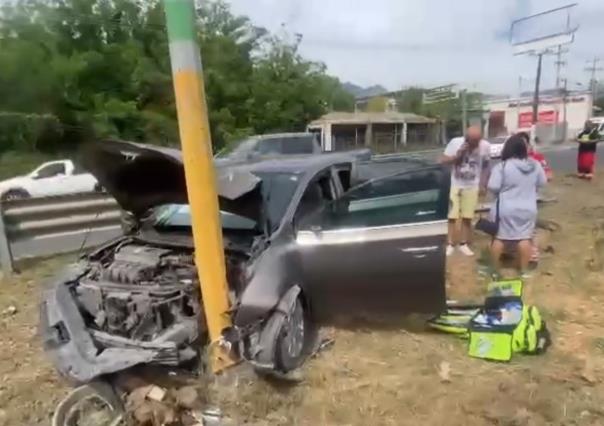 Se estrella auto contra poste en la carretera Nacional