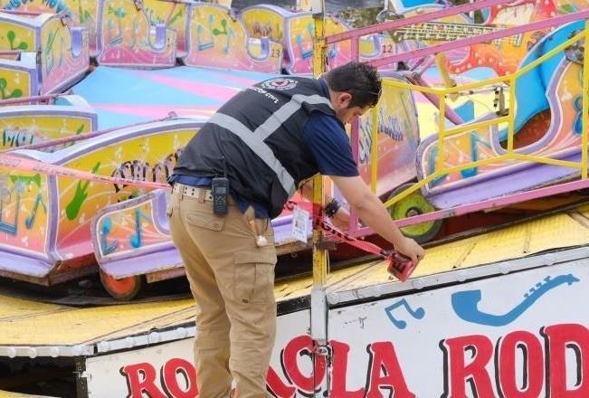 El joven salió volando del juego mecánico al no ir sentado adecuadamente en el juego llamado La Rockola Rodante. Foto: XEVT.