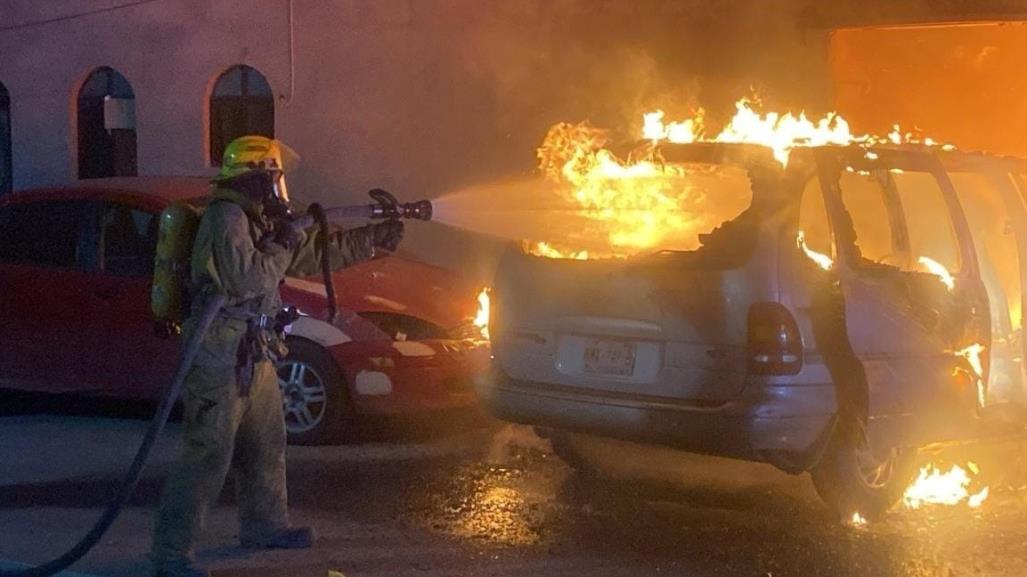 Incendio afecta dos casas y un auto en Linares