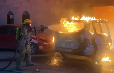 Incendio afecta dos casas y un auto en Linares