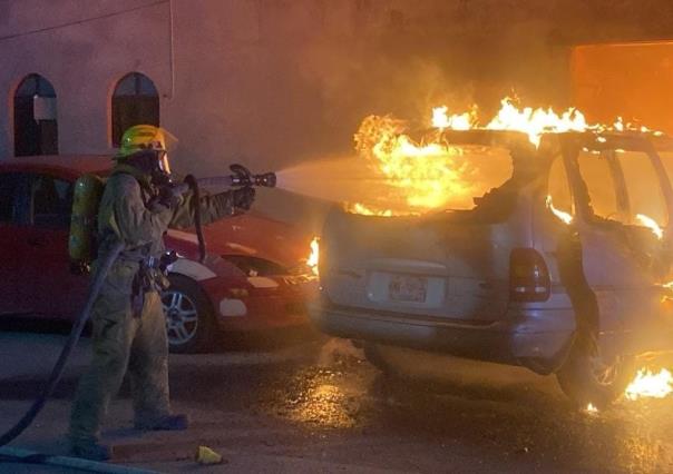 Incendio afecta dos casas y un auto en Linares