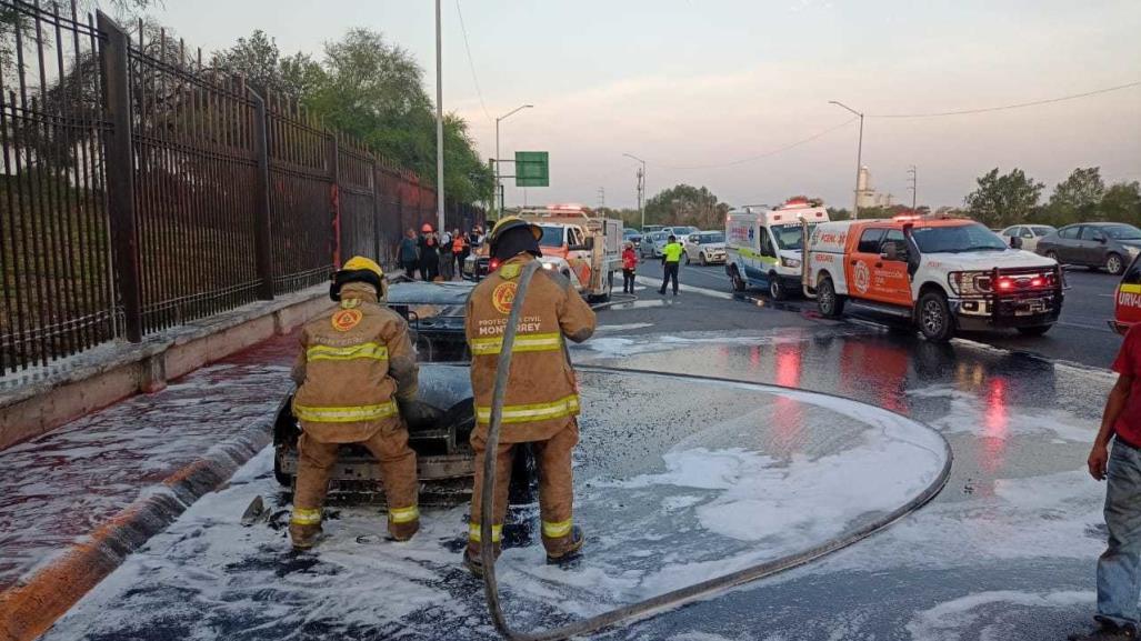 Fuego consume vehículo frente al Parque Fundidora