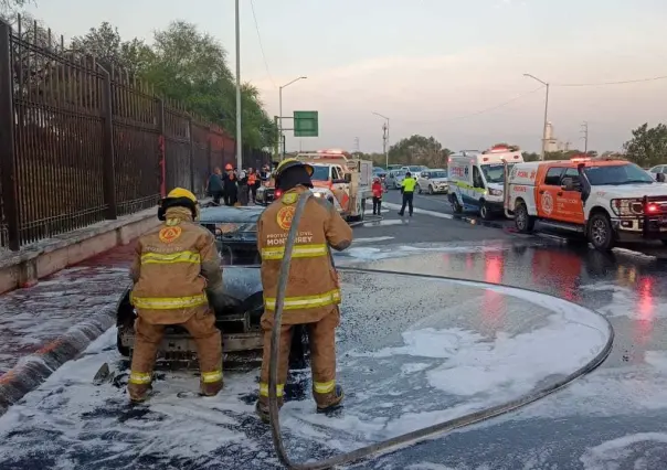 Fuego consume vehículo frente al Parque Fundidora