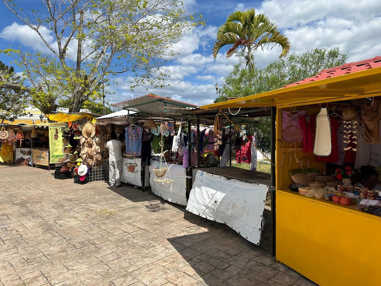 Venta de artesanías en Izamal en Semana Santa. Foto: Héctor Guarepo