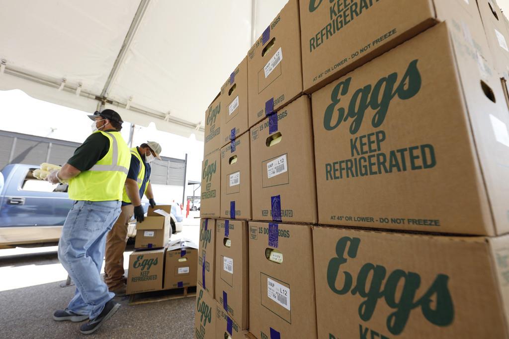 Cajas con huevo de Cal-Maine Foods, Inc. a la espera de ser entregadas por empleados del Departamento de Agricultura y Comercio de Mississippi en terrenos de la Feria Estatal de Mississippi, en Jackson Mississippi, el 27 de agosto de 2020. (AP Foto/Rogelio