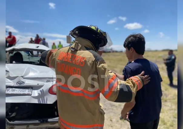 Rachas de viento provocan volcadura en Durango