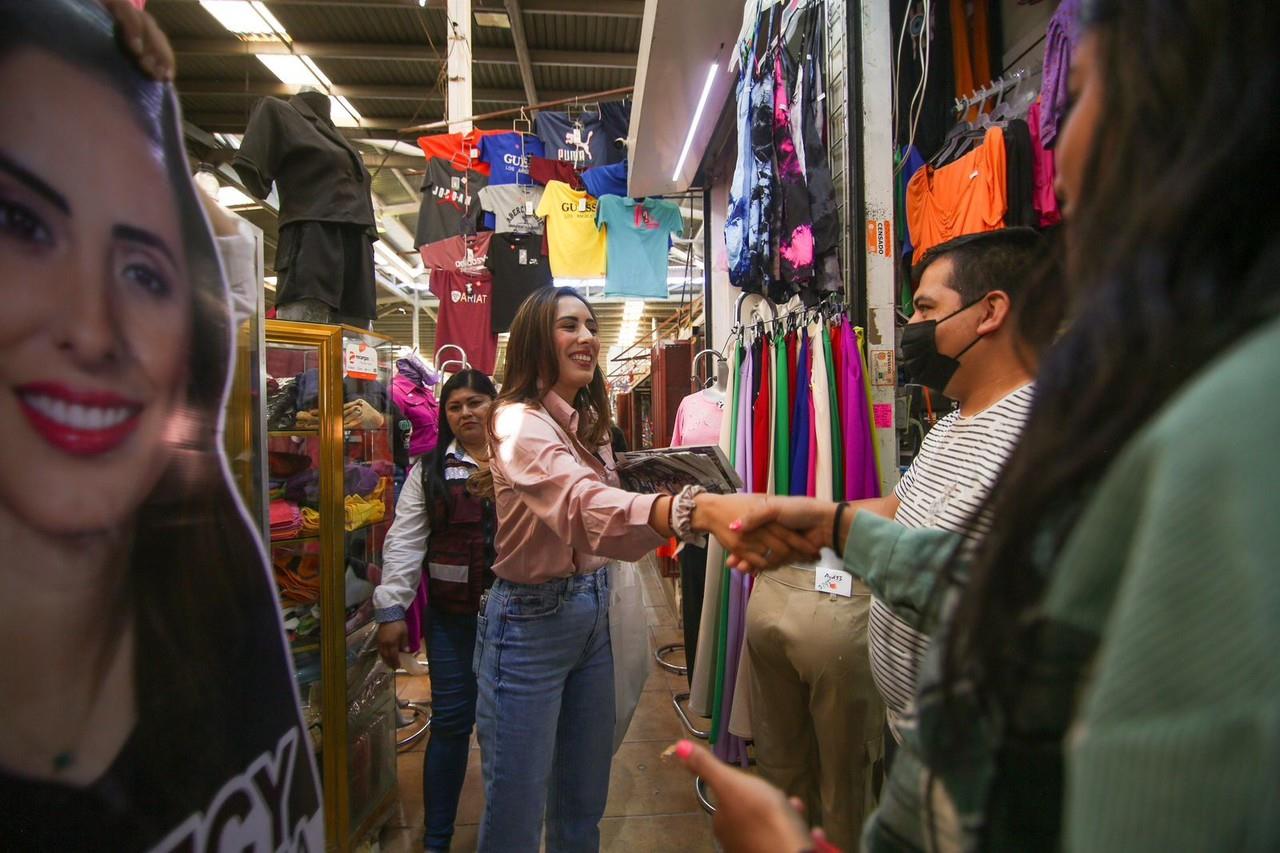 Guadiana estuvo recorriendo el Mercado Juárez en Torreón. (Fotografía: Cecilia Guadiana)