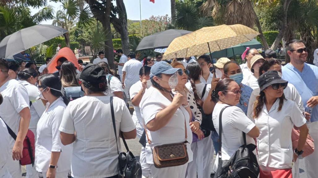 Personal de salud  de Yucatán protesta frente a Palacio de Gobierno