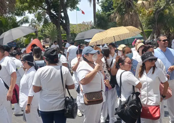 Personal de salud  de Yucatán protesta frente a Palacio de Gobierno