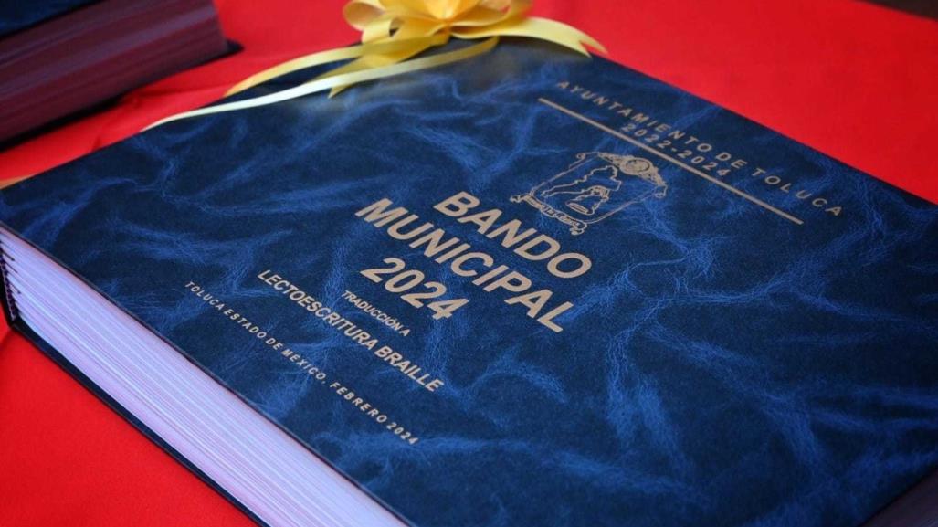 Hecho histórico: Toluca entrega bando municipal en Braille