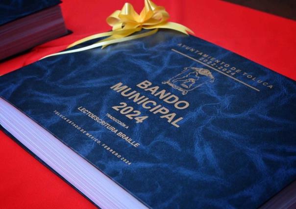 Hecho histórico: Toluca entrega bando municipal en Braille