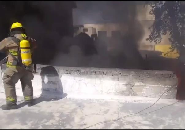 Incendio de casa habitación en colonia Obrera: hay una persona atrapada