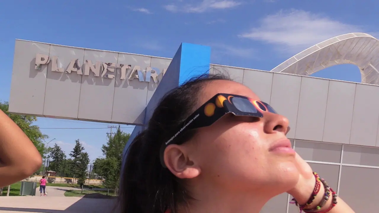 En caso de no contar con estos lentes, se sugiere utilizar métodos indirectos, como dos cartulinas con un orificio para filtrar la luz o las hojas de los árboles para ver el Sol eclipsado. (Fotografía: Archivo)