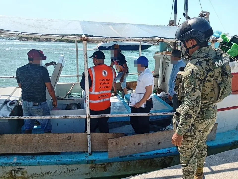 Elementos de la Marina realizaron un operativo que dejó como saldo dos embarcaciones retenidas tras ser inspeccionadas y no cumplir con ciertos reglamentos.- Foto de la Secretaría de Marina