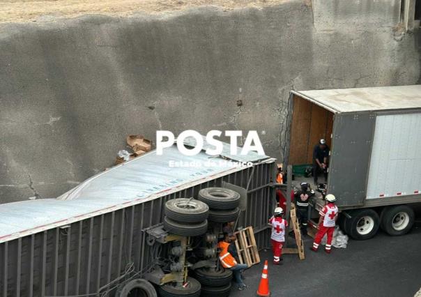 Paraliza volcadura de tráiler 9 horas el Circuito Exterior Mexiquense (VIDEO)