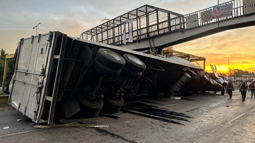 Trailero derriba malla ciclónica del Metro al volcar sobre Circuito Interior