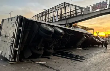 Trailero derriba malla ciclónica del Metro al volcar sobre Circuito Interior