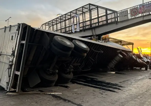 Trailero derriba malla ciclónica del Metro al volcar sobre Circuito Interior