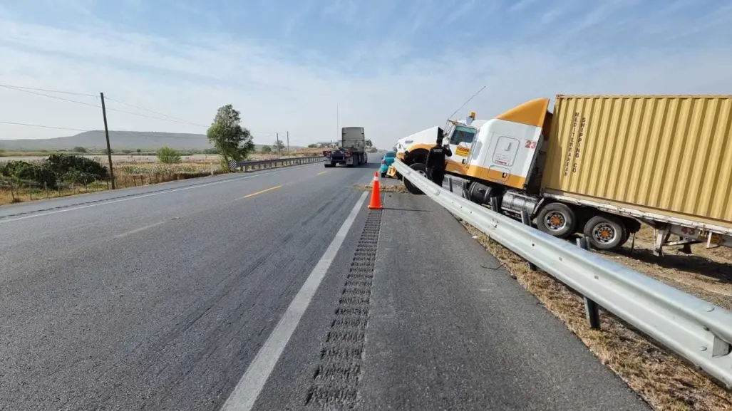 Tráiler impacta contra barrera metálica