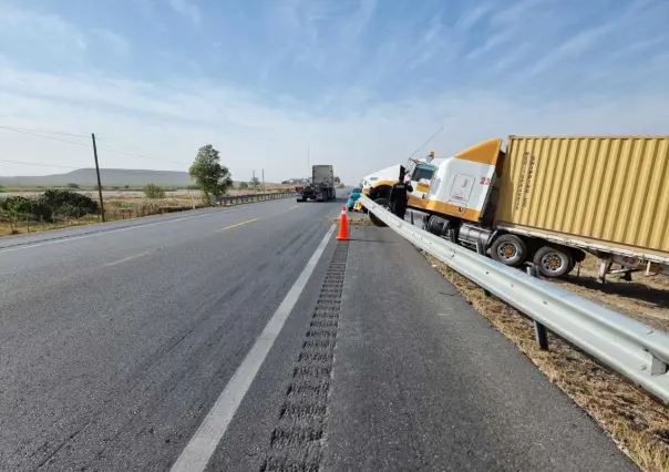 Tráiler impacta contra barrera metálica