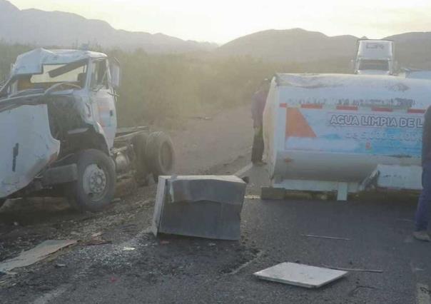 Operador de una pipa muere en volcadura; estaba ebrio