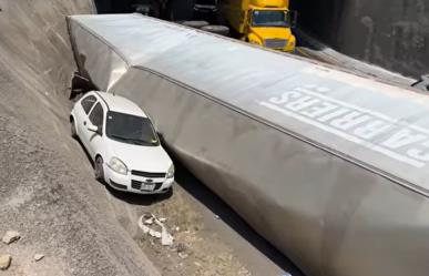 Vuelca tráiler, automovilista se salva de que le caiga encima