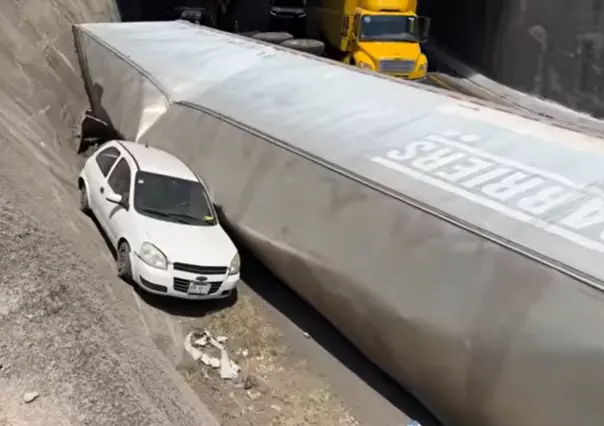 Vuelca tráiler, automovilista se salva de que le caiga encima