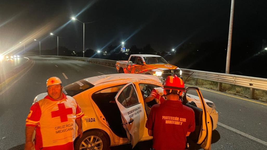 Vuelca automóvil de seguridad privada frente a Parque Fundidora