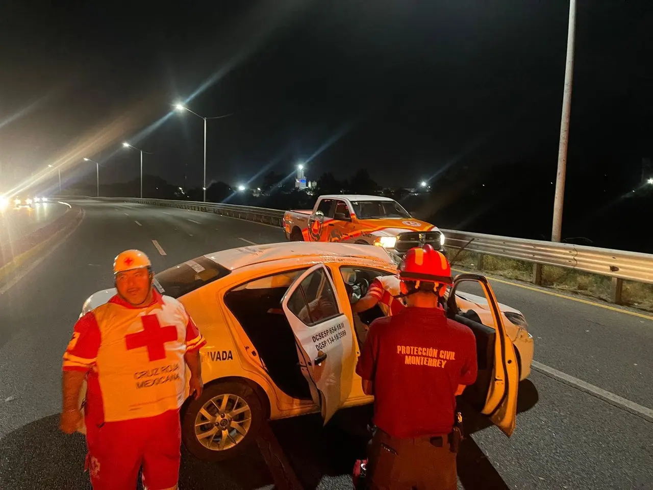 Vuelca automóvil de seguridad privada frente a Parque Fundidora