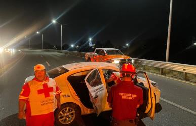 Vuelca automóvil de seguridad privada frente a Parque Fundidora