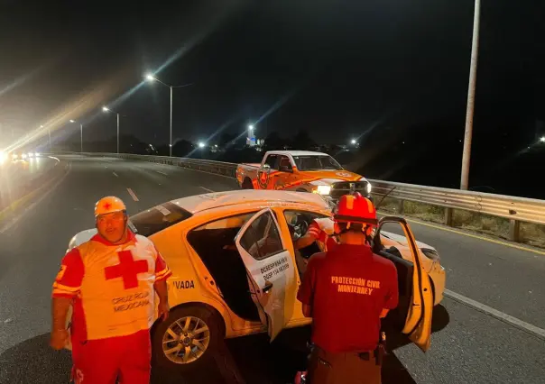 Vuelca automóvil de seguridad privada frente a Parque Fundidora