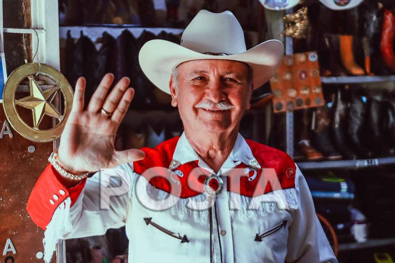 Francisco se ha ganado el cariño y aprecio de la comunidad por su actitud amable y su constante disposición para saludar a todos los que pasan por su tienda. Foto: Alex Villaseñor.