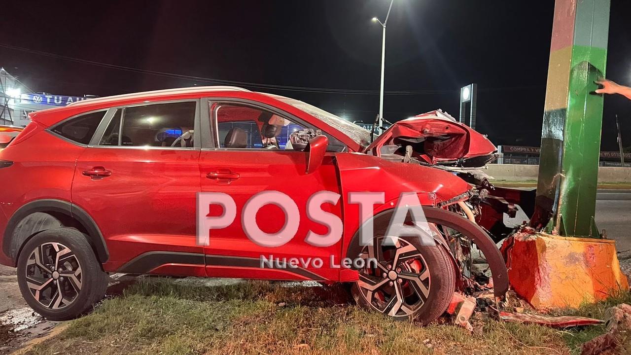 Se estrella auto contra anuncio en Carretera Nacional