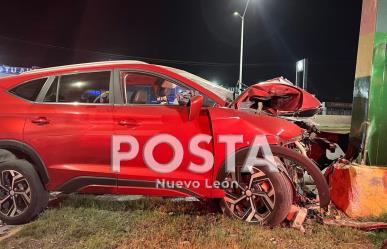 Se estrella auto contra anuncio en Carretera Nacional