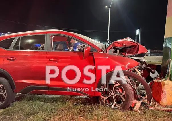 Se estrella auto contra anuncio en Carretera Nacional