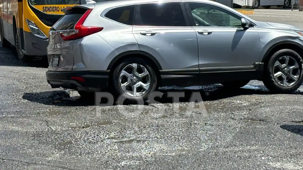 Aguas negras inundan a comerciantes y taxistas de Central de Autobuses