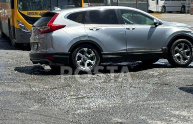 Aguas negras inundan a comerciantes y taxistas de Central de Autobuses