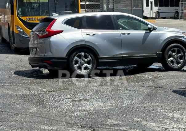 Aguas negras inundan a comerciantes y taxistas de Central de Autobuses