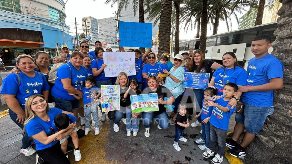 Marchan por visibilidad de personas autistas en Monterrey