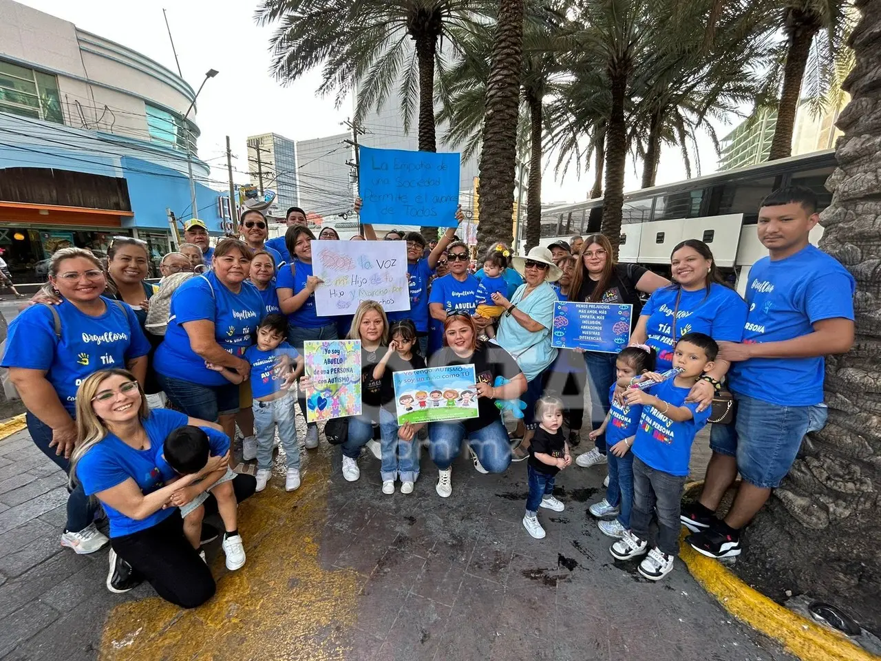 Marchan por visibilidad de personas autistas en Monterrey