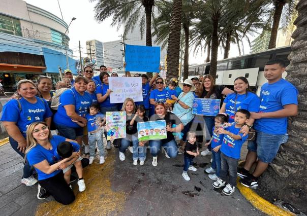 Marchan por visibilidad de personas autistas en Monterrey