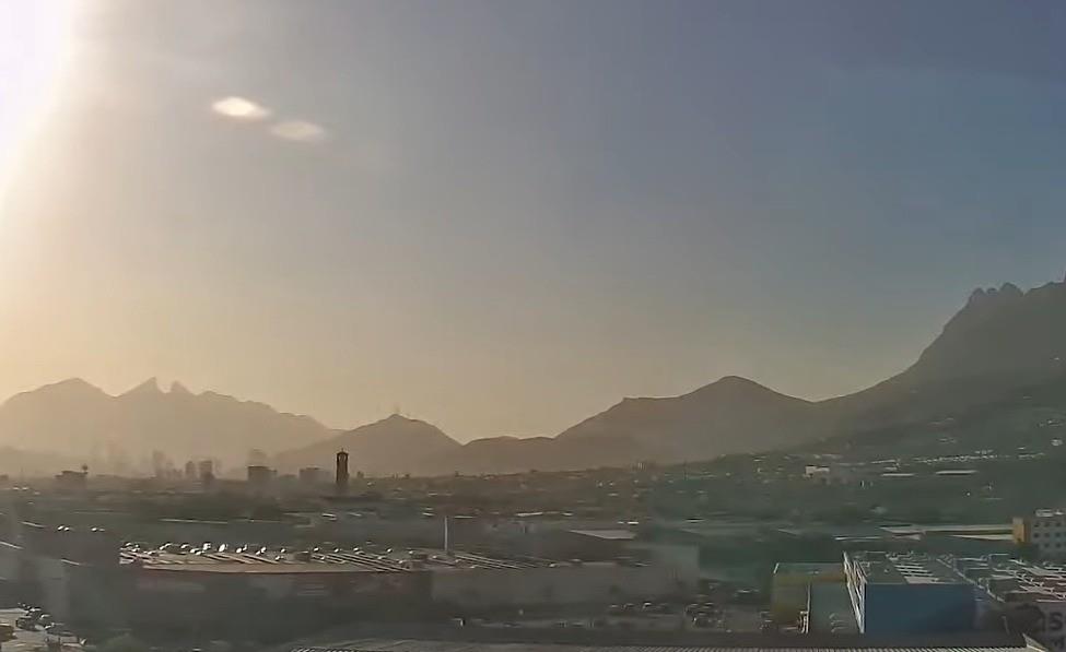 A pesar de las concentraciones de partículas contaminantes en el área metropolitana, el SIMA reportó parámetros aceptables para solo una estación ubicada en el municipio de San Pedro. Foto: Cámaras de Monterrey.