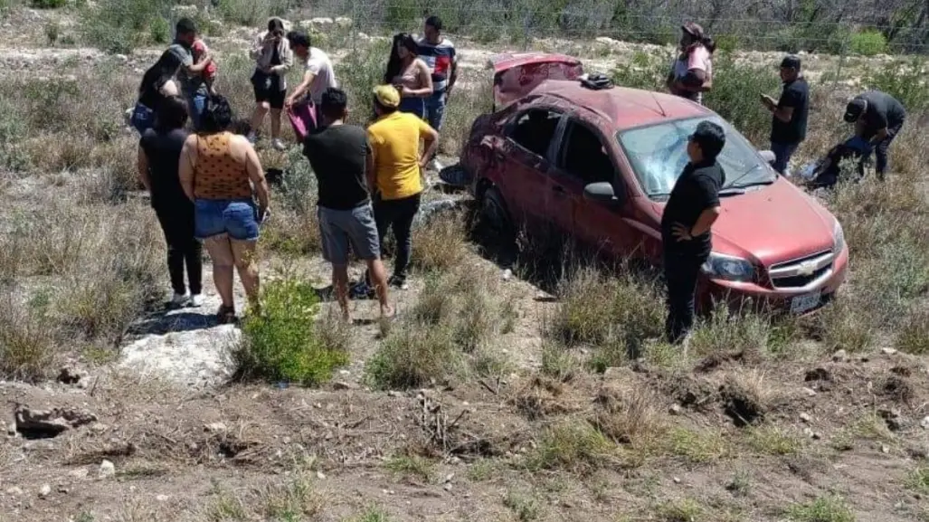 Muere tercera víctima de la volcadura en carretera de García