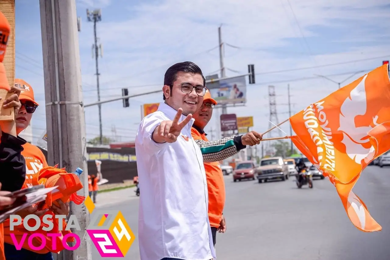 Félix Arratia continúa recorriendo las calles de Juárez y pegando calcas en los carros en las principales avenidas. Foto: Especial.